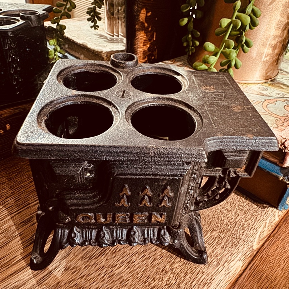 Vintage Queen Brand Black Cast Iron Stove Salesman Mini Replica for Decor